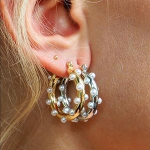 Lili Claspe poppy pearl hoops gold